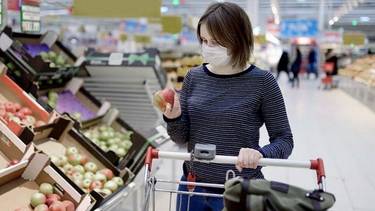 Se contrajo en octubre el consumo masivo, pero en el año sigue en alza
