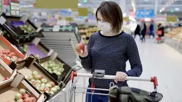 Se contrajo en octubre el consumo masivo, pero en el año sigue en alza