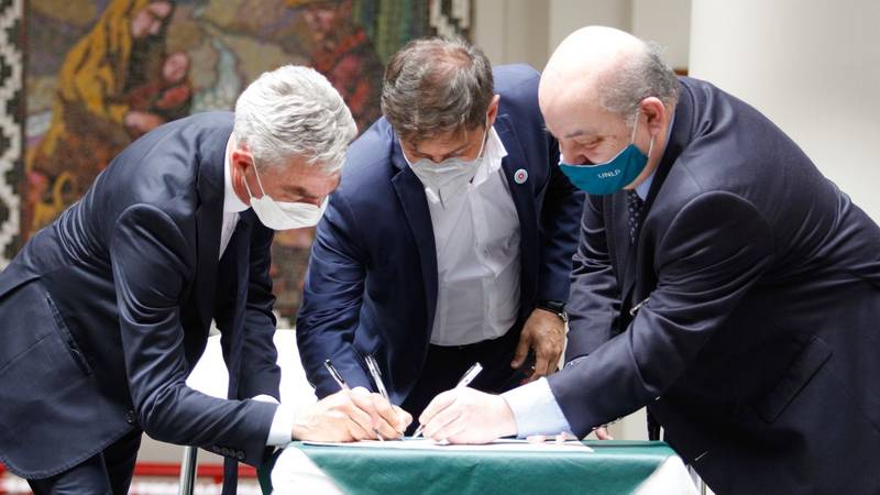 Kicillof firmó un convenio para la construcción de un Polo Científico