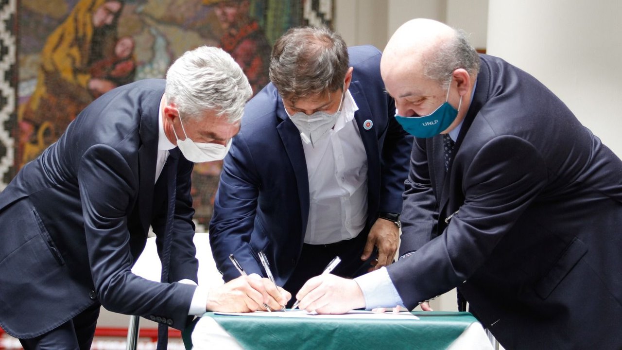 Kicillof firmó un convenio para la construcción de un Polo Científico