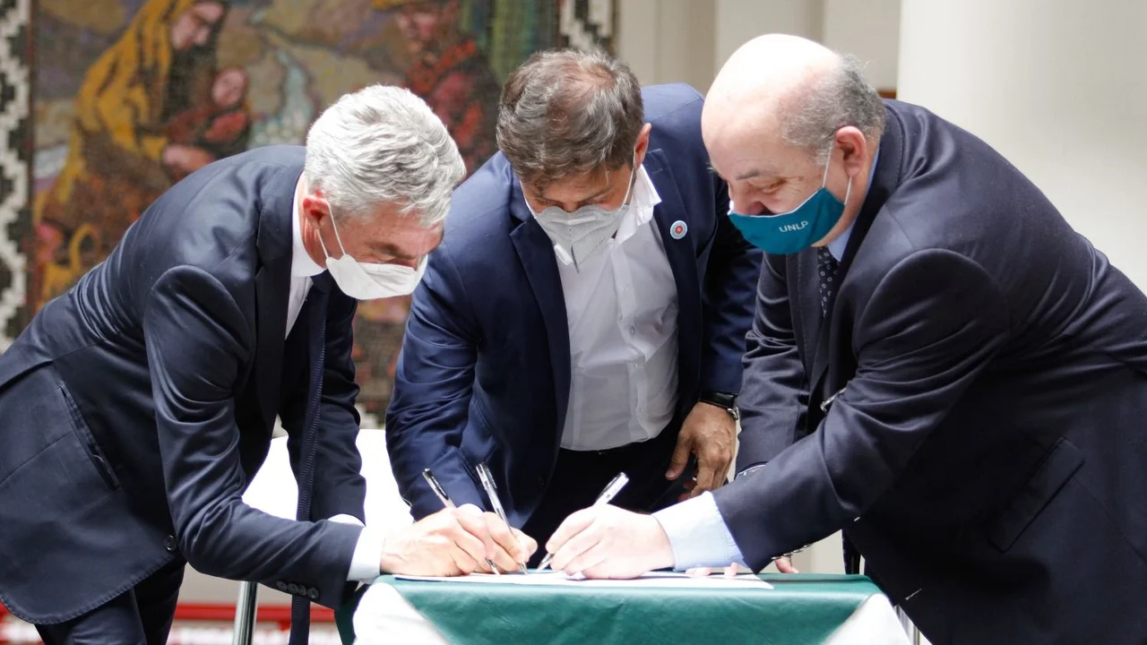Kicillof firmó un convenio para la construcción de un Polo Científico