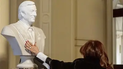 cristina kirchner y el busto de néstor kirchner cristina kirchner y el busto de néstor kirchner