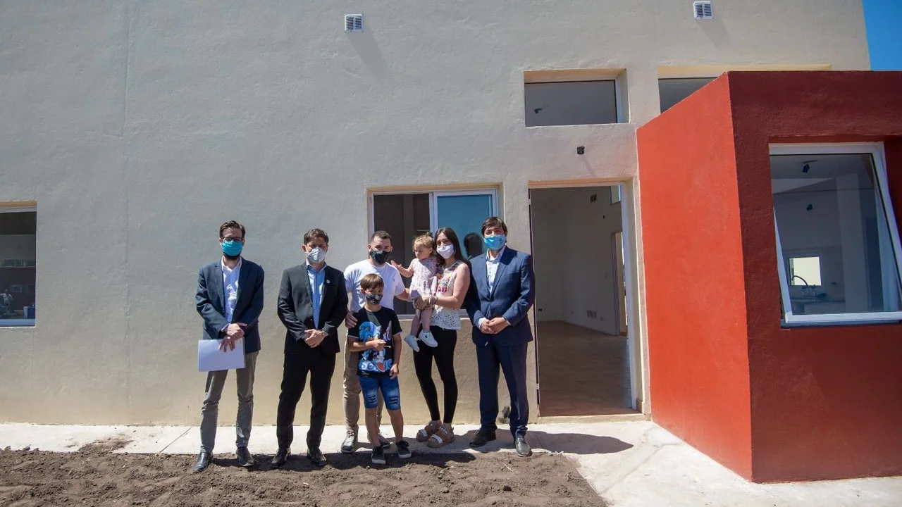 Axel Kicillof entregó viviendas que fueron paralizadas en el macrismo