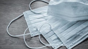 La ANMAT prohibió una marca de barbijos y un aceite de oliva