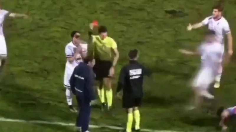 Un DT se metió en la cancha para cortar un ataque rival: lo expulsaron