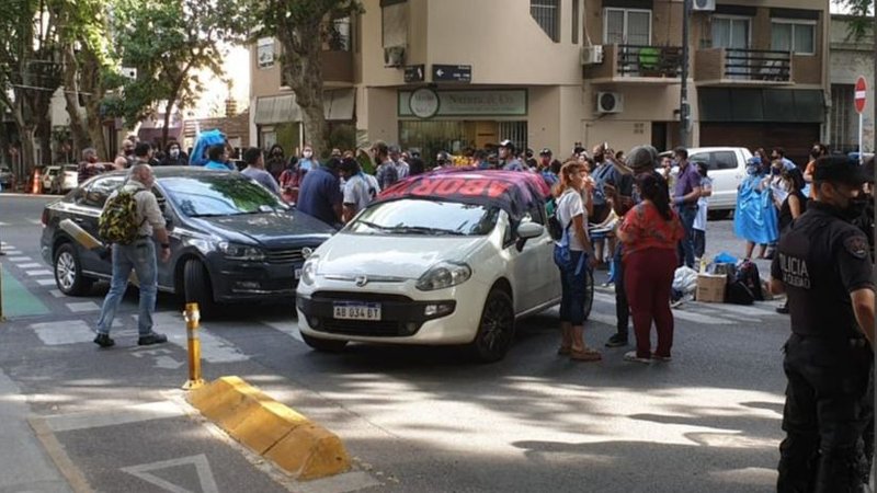 Peligroso: militantes antiaborto escracharon a un diputado radical en su casa