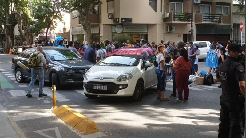 Peligroso: militantes antiaborto escracharon a un diputado radical en su casa