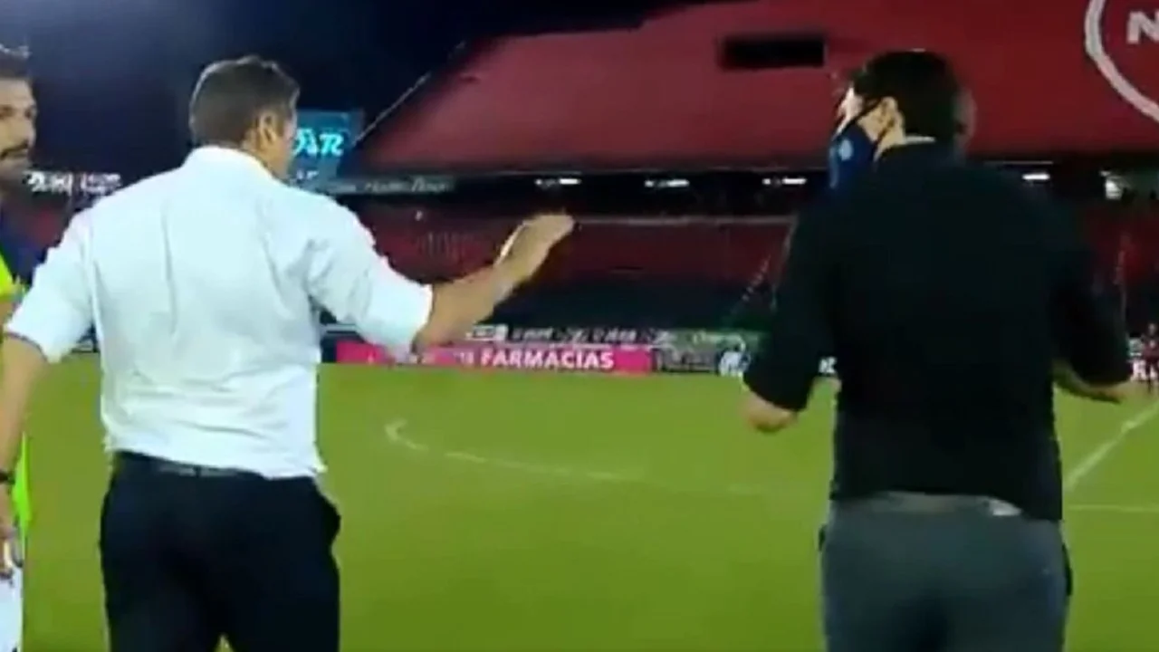 VIDEO: Kudelka y Medina casi se agarran a piñas tras el duelo entre Newell's y Talleres