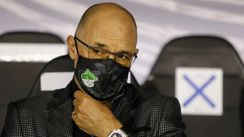 El DT del Deportivo Cali, tras el partido con Vélez: "Me sentí robado como nunca antes"