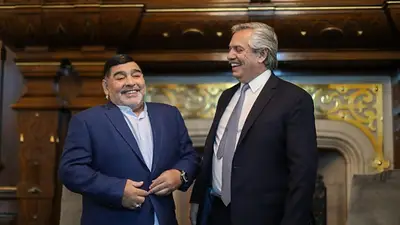 El día que Alberto Fernández le pidió un autógrafo a Maradona El día que Alberto Fernández le pidió un autógrafo a Maradona