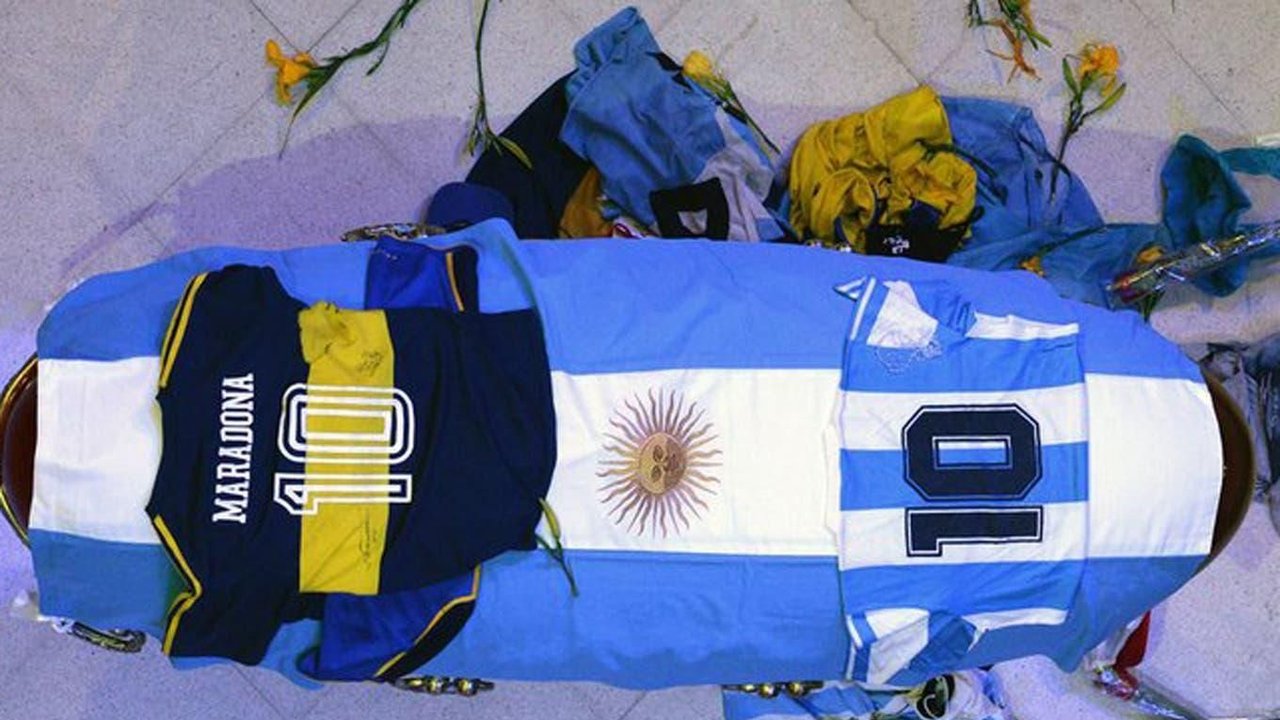 Masiva despedida a Diego Maradona en la Casa Rosada: miles de personas llegaron a la Casa Rosada