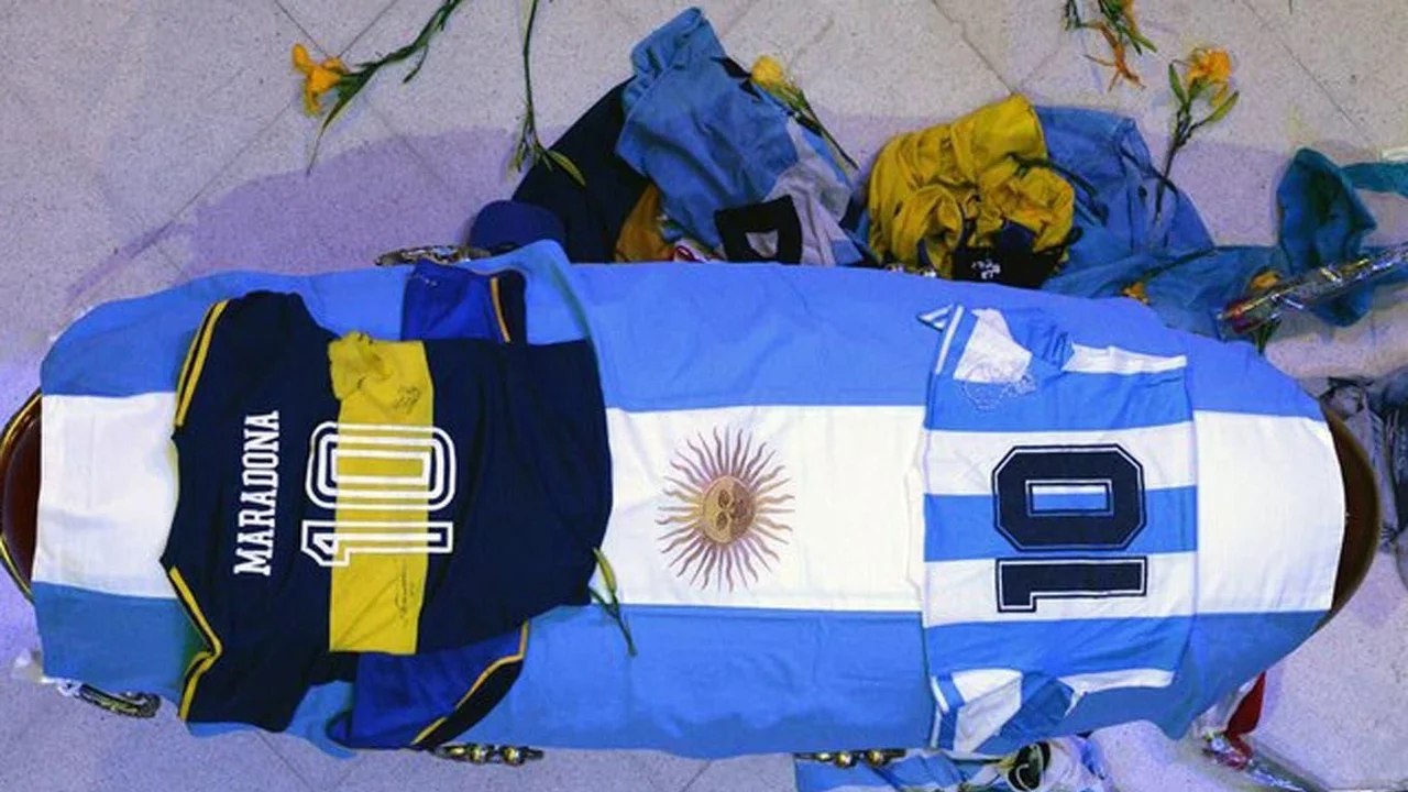 Masiva despedida a Diego Maradona en la Casa Rosada: miles de personas llegaron a la Casa Rosada