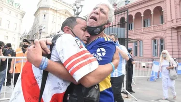 Llorando por Diego: la foto viral de un hincha de River y Boca abrazados
