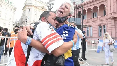 Hincha de River y Boca lloran por la muerte de Diego Maradona Hincha de River y Boca lloran por la muerte de Diego Maradona