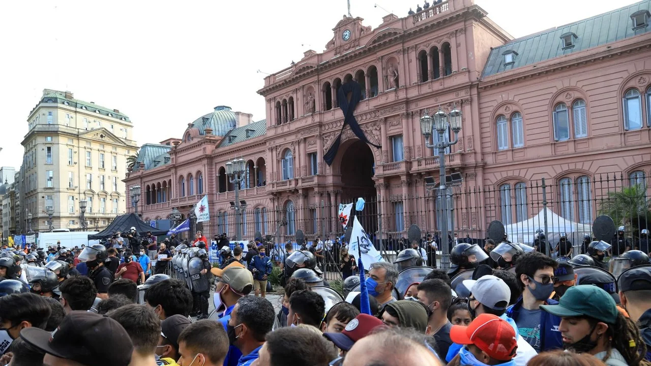 El Gobierno explicó por qué se suspendió el funeral de Maradona