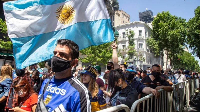La fila para despedir a Maradona llega hasta Constitución pero la Policía cortó el acceso en Avenida de Mayo