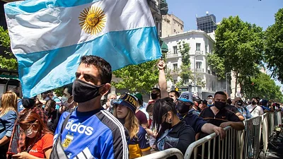 La fila para despedir a Maradona llega hasta Constitución pero la Policía cortó el acceso en Avenida de Mayo La fila para despedir a Maradona llega hasta Constitución pero la Policía cortó el acceso en Avenida de Mayo