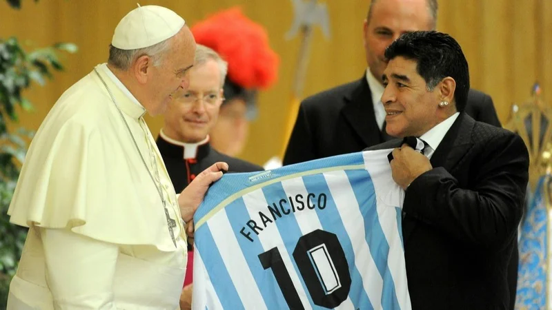 Revelan el pedido del papa Francisco a Diego Maradona antes de morir