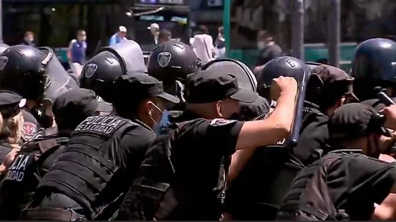 Tensión, disparos y corridas por el cierre de la fila para acceder al funeral de Maradona