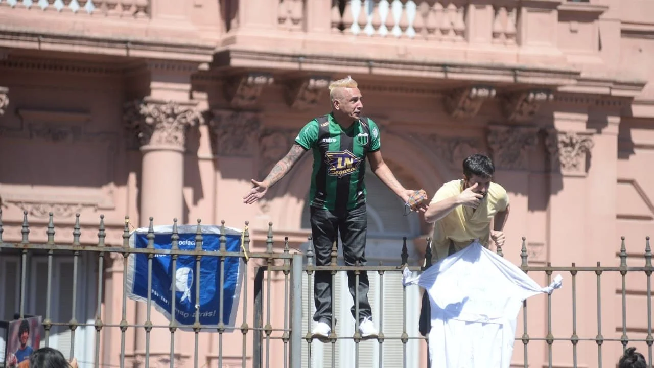 Descontrol en el ingreso a Casa Rosada para despedir a Diego Maradona