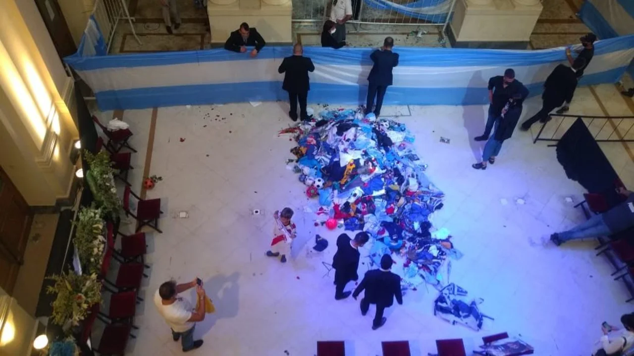 Retiraron el ataúd con el cuerpo de Maradona en medio de los incidentes en Casa Rosada