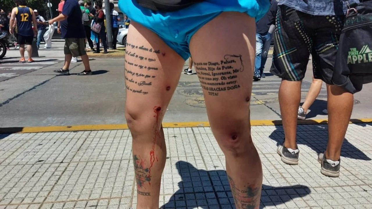 Reprimieron a fanáticos de Diego Maradona en medio del velatorio