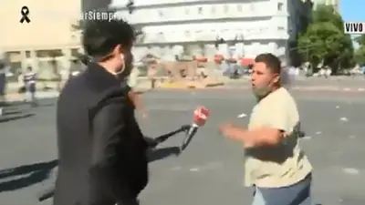 Agredieron a un periodista de C5N en medio del velorio de Maradona Agredieron a un periodista de C5N en medio del velorio de Maradona