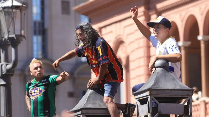 Caos y represión: el velorio menos deseado para Maradona