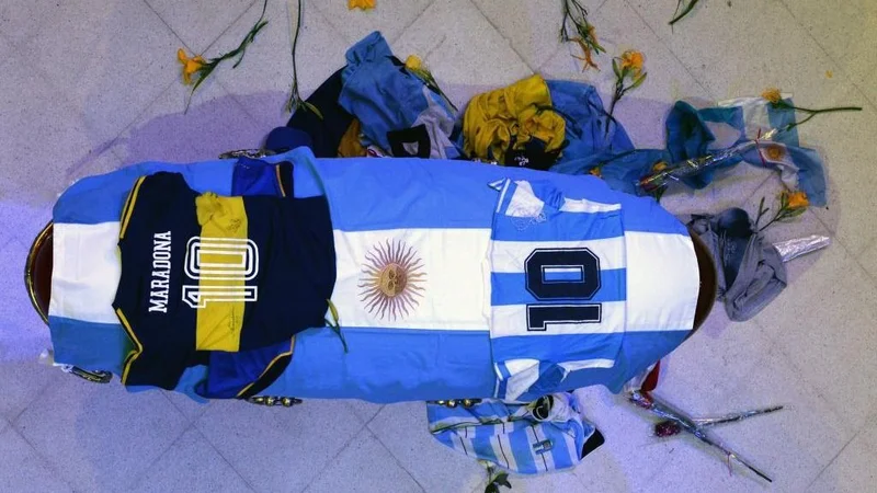 Velorio de Diego Maradona, con camisetas de Boca y la Selección. 