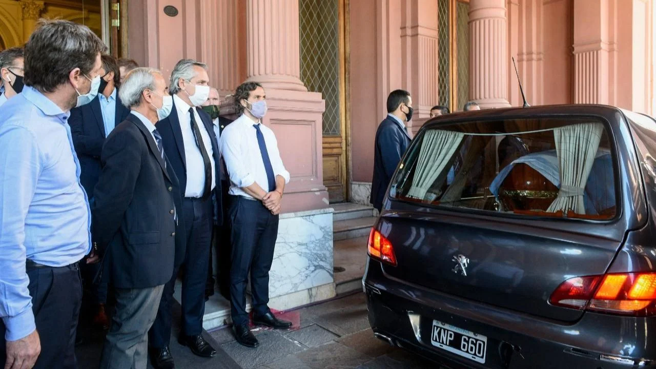 Terminó el velatorio de Maradona en Casa Rosada y trasladaron el cuerpo al cementerio