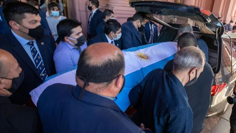 Así salió el cortejo fúnebre de Diego Maradona desde la Casa Rosada hacia el cementerio