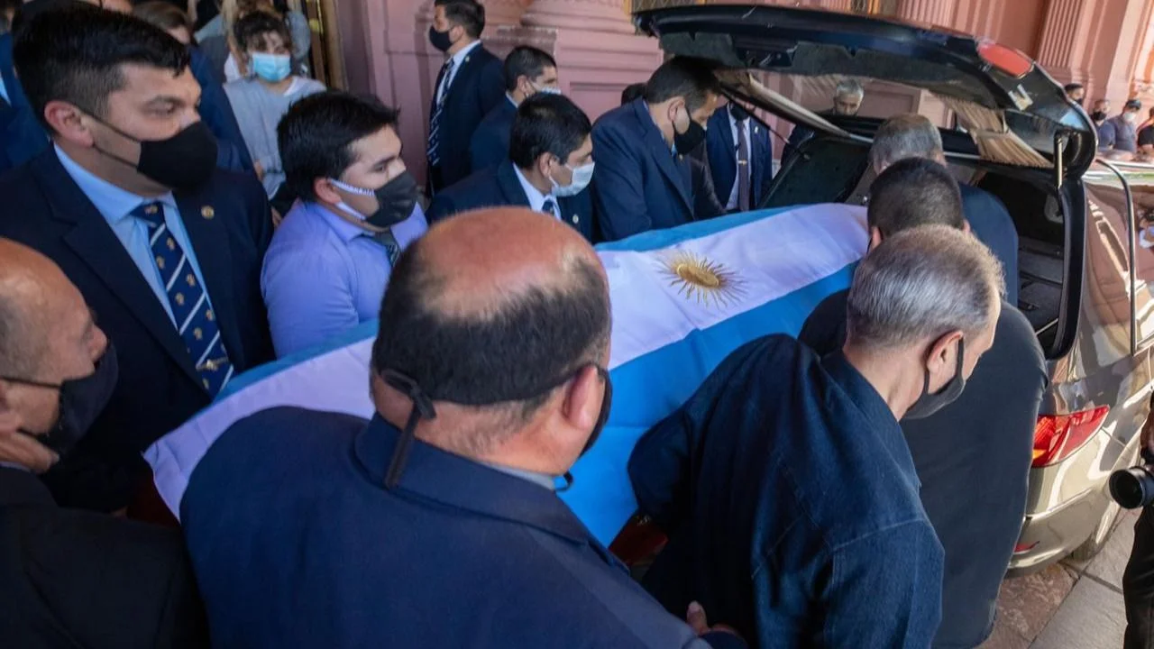 Así salió el cortejo fúnebre de Diego Maradona desde la Casa Rosada hacia el cementerio