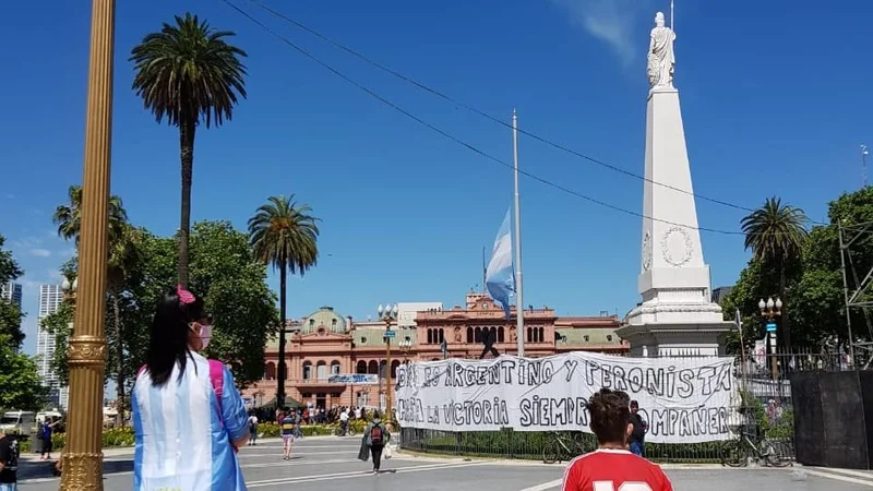 bandera argentina piramide de plaza de mayo 