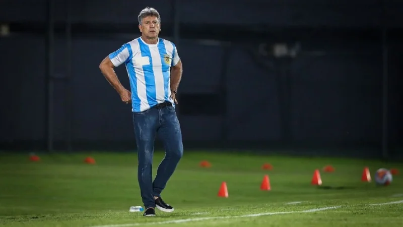 Un ídolo del fútbol brasileño dirigió a su equipo con la camiseta de Diego Maradona
