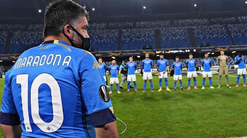 El DT del Nápoli bromeó sobre Maradona: "Me quedé con ganas de pegarle una patada"