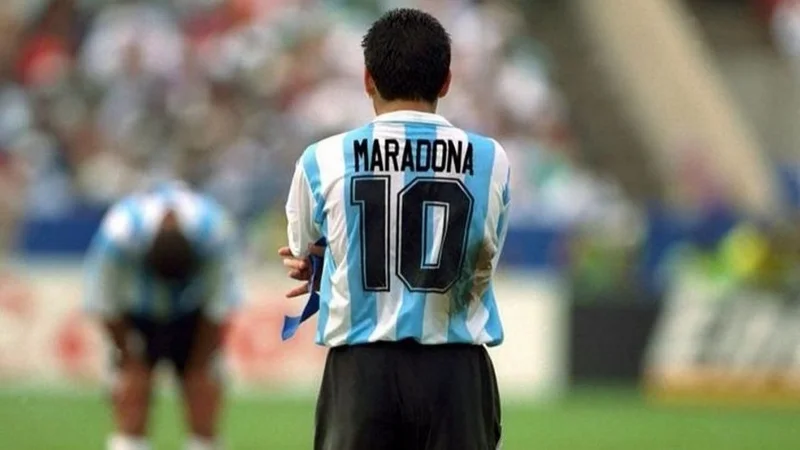 Insólito: la camiseta con la firma de Diego Maradona que se vende a 5 millones de pesos