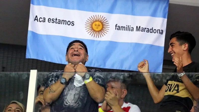 "El mejor día de mi vida": la emotiva historia del joven al que Diego Maradona obligó a quedarse en su palco