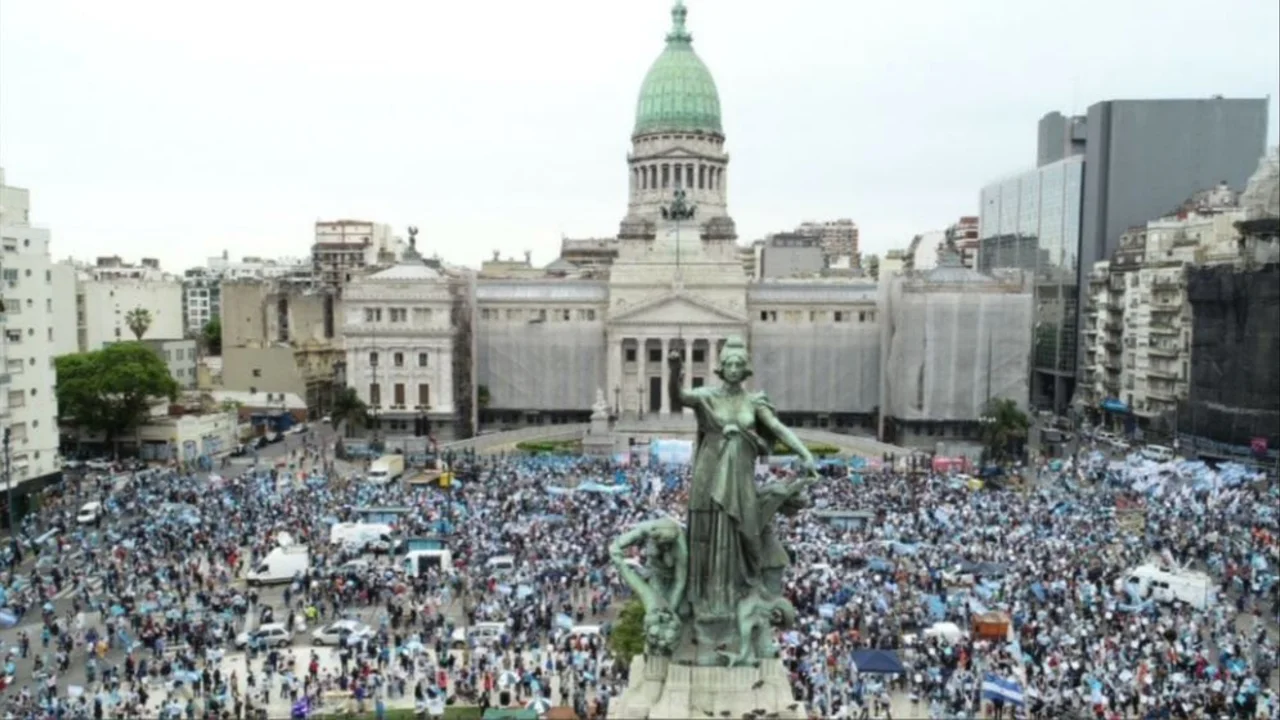 Manifestantes contra el aborto legal marcharon al Congreso