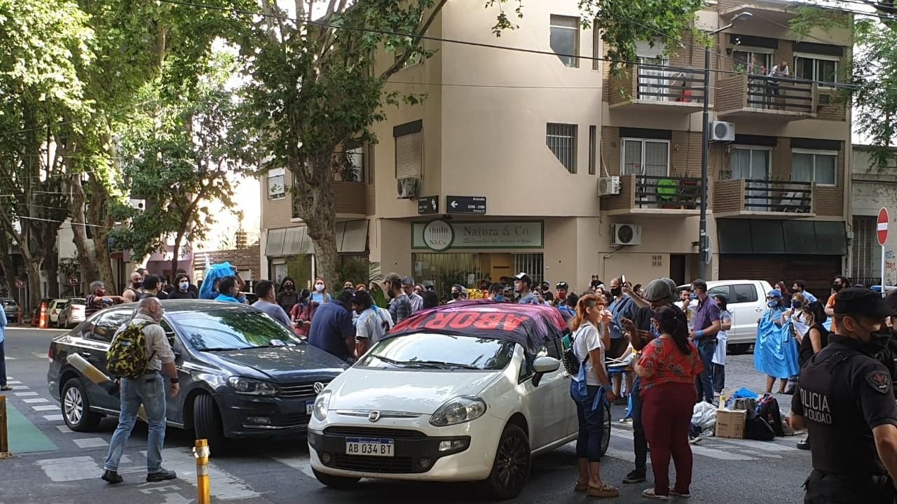 escrache al diputado facundo suárez lastra, por su postura a favor del aborto legal 