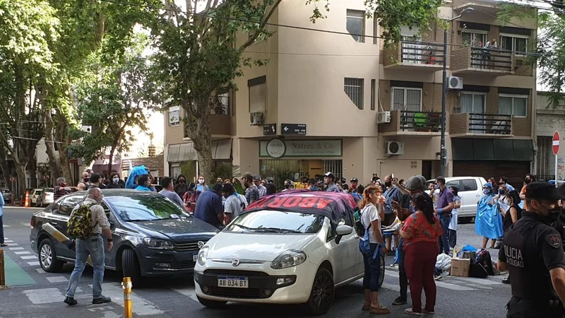 escrache al diputado facundo suárez lastra, por su postura a favor del aborto legal 