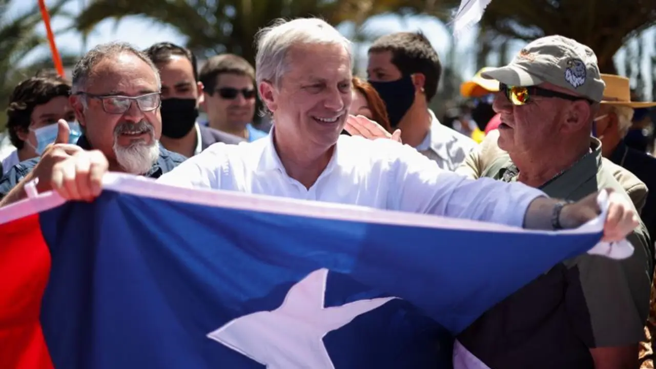 Candidato derechista Kast saca ventaja de cara a elecciones en Chile