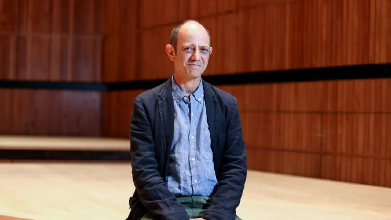 Novelista sudafricano Damon Galgut gana el premio Booker