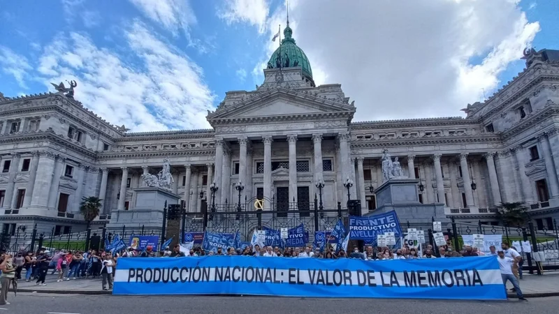 PyMEs se movilizaron al Congreso bajo la consigna "Tenemos Memoria"