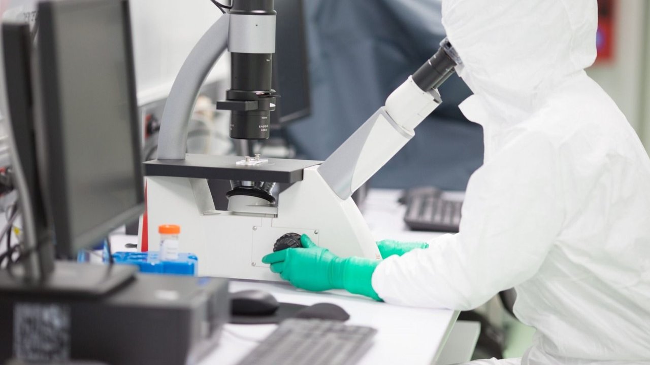 El Reino Unido aprueba primer tratamiento en comprimidos contra el coronavirus