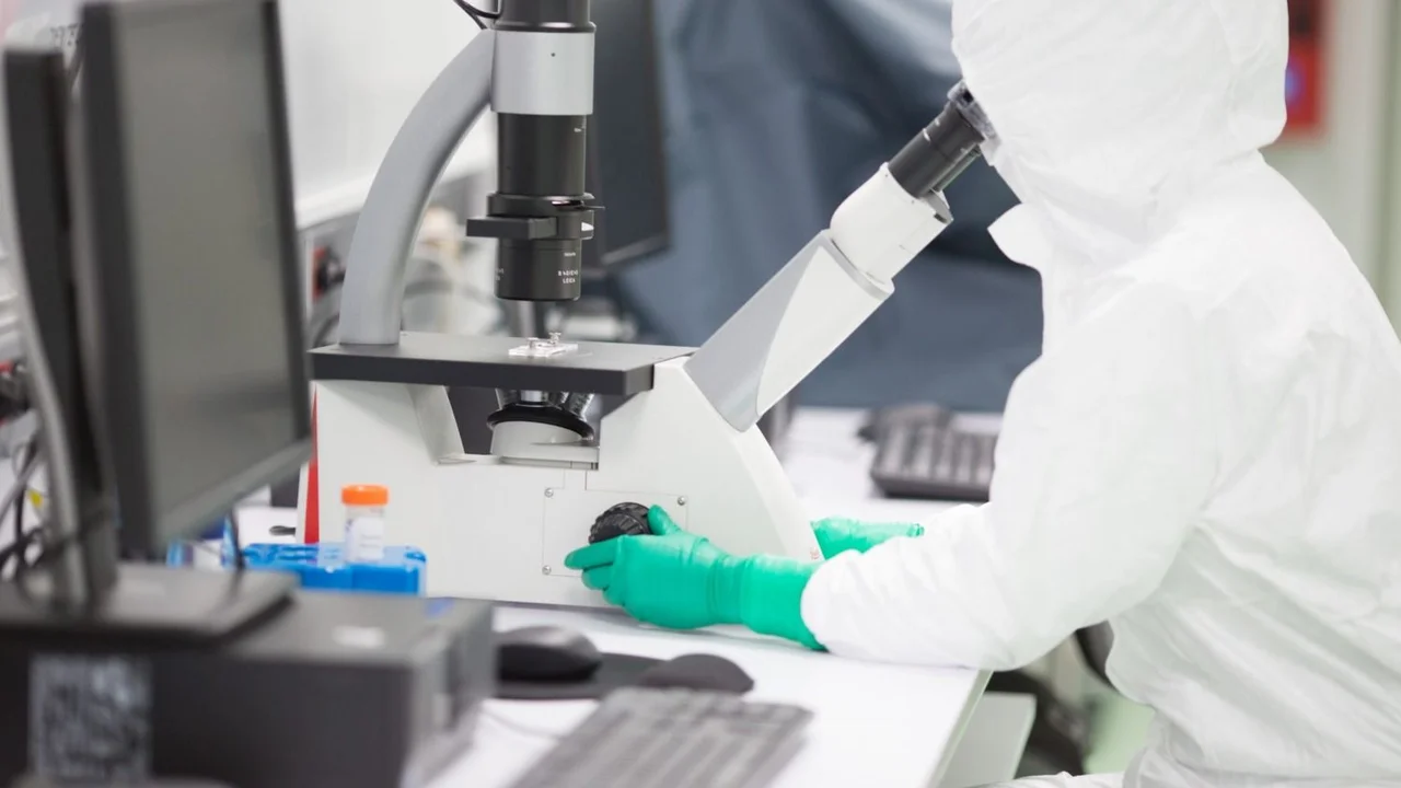El Reino Unido aprueba primer tratamiento en comprimidos contra el coronavirus