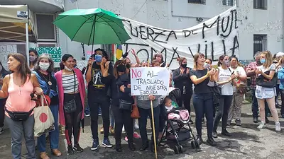 Vecinos del Barrio 31 marchan contra el traslado de una escuela: denuncian privatización de la zona Vecinos del Barrio 31 marchan contra el traslado de una escuela: denuncian privatización de la zona