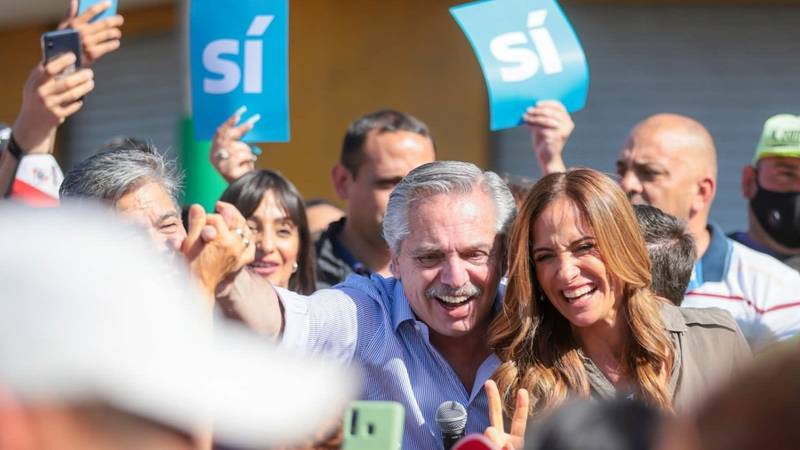 Alberto recorrió el Conurbano en el fin de semana previo a las elecciones: "El futuro se construye puerta a puerta"