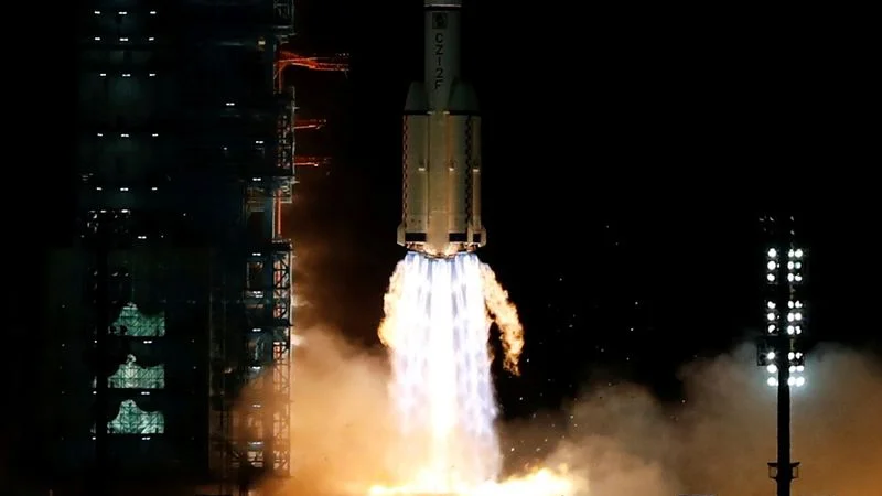 Astronautas chinos completan caminata espacial afuera de futura estación orbital