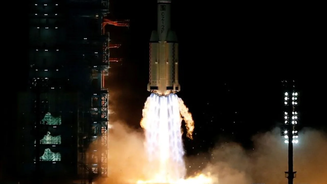 Astronautas chinos completan caminata espacial afuera de futura estación orbital