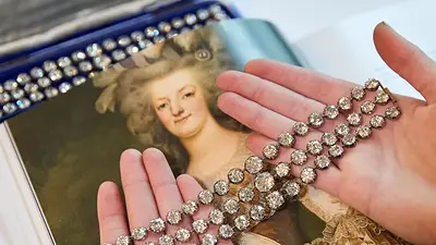 Subastan brazaletes de diamantes de María Antonieta en más de 8 millones de dólares: Christie's Subastan brazaletes de diamantes de María Antonieta en más de 8 millones de dólares: Christie's